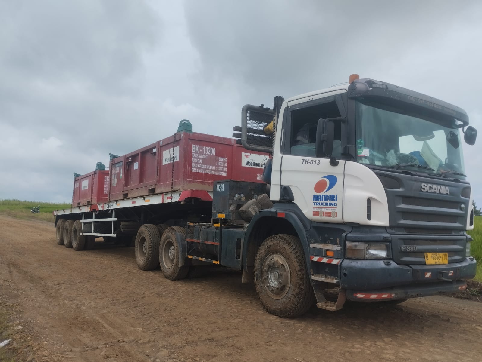 Truk flatbed Mandiri Trucking