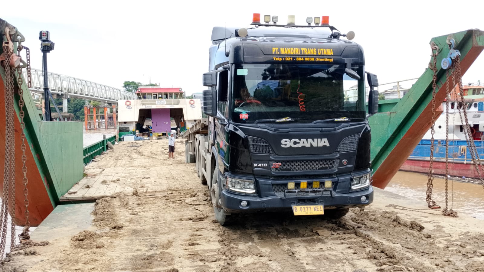 Truk Mandiri Trucking di area operasional