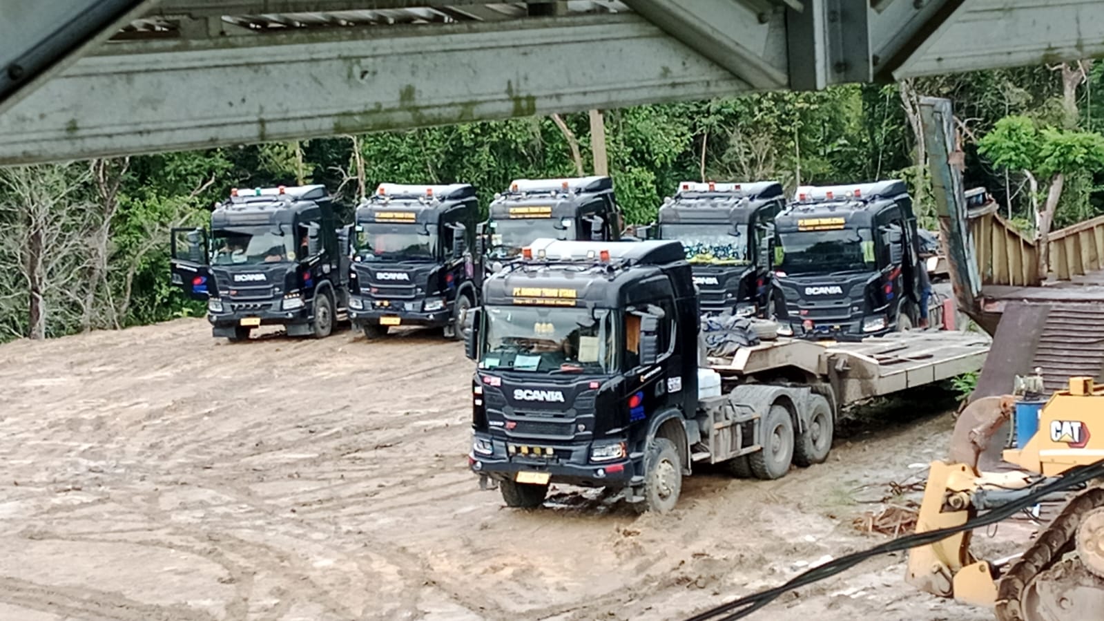 Armada prime mover Mandiri Trucking