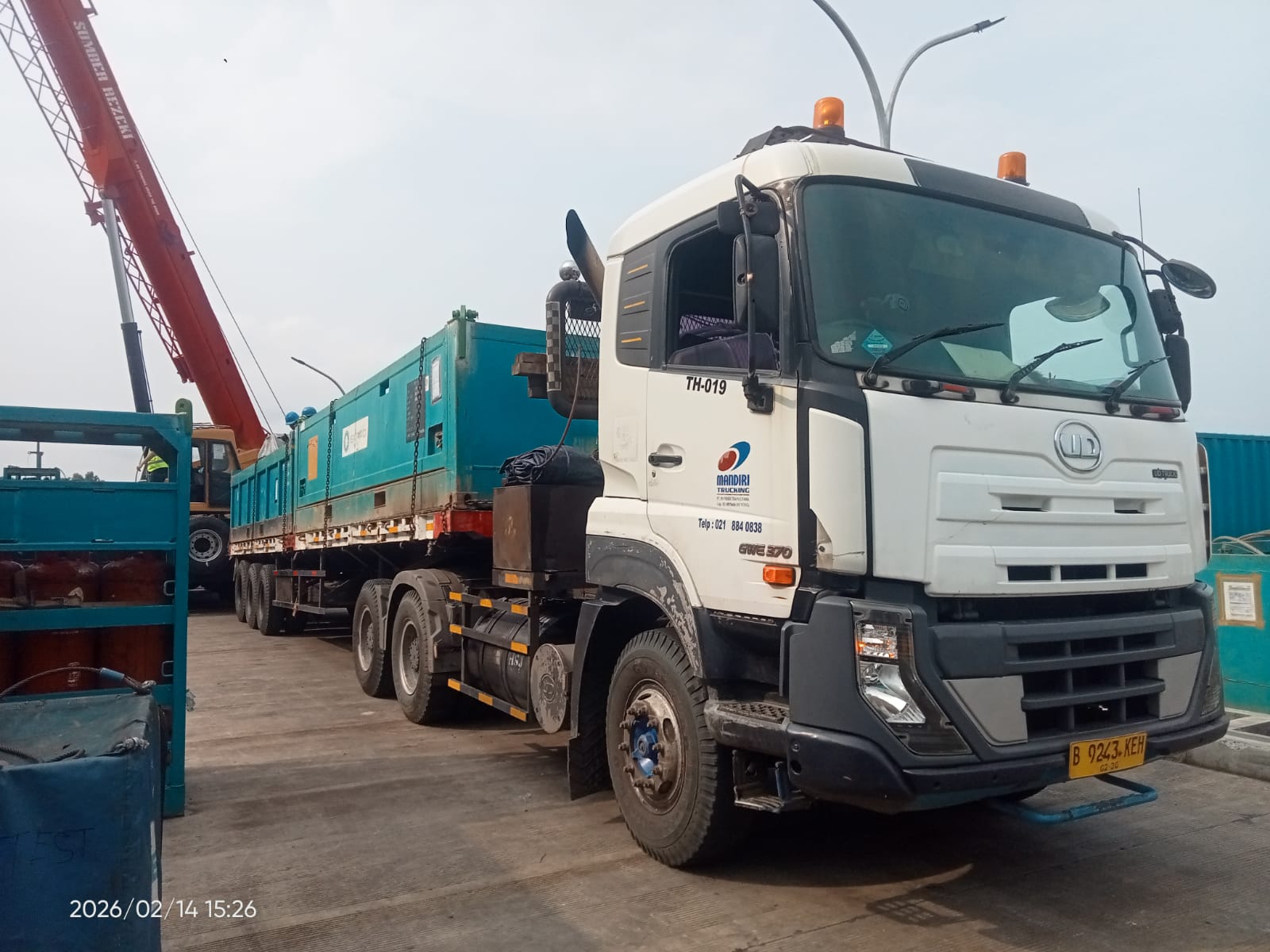Truk angkutan Mandiri Trucking